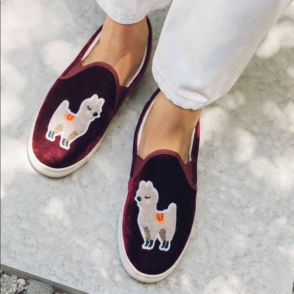 soludos llama slip on